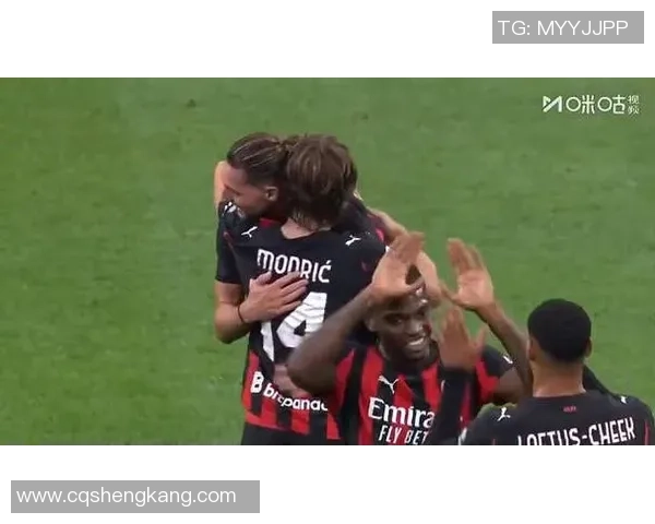 足球明星与保安的幽默互动视频引发网友热议与关注