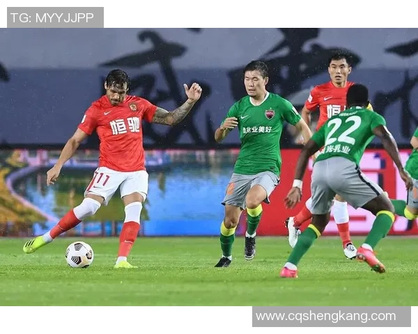 深圳足球队中路突破战术解析与实战应用研究